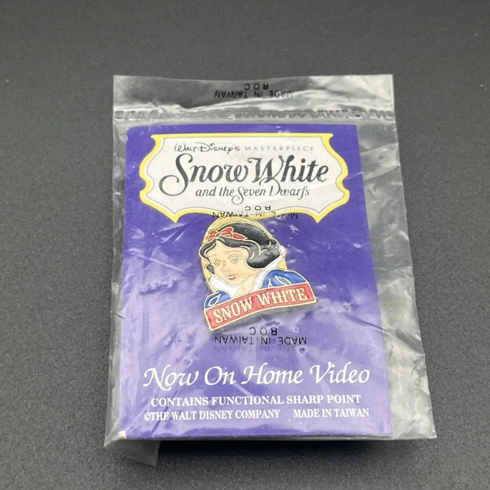 Disney Snow‎ White & The Seven Dwarfs VHS Gold Tone Lapel Hat Pin